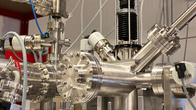Bringing Helium Microscopy into the Lab - Meeting Key Challenges of Light and Detection Technologies