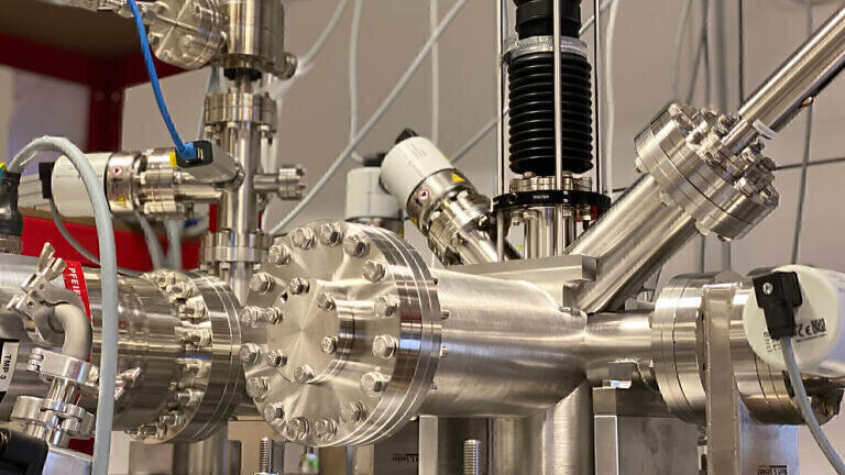 Bringing Helium Microscopy into the Lab - Meeting Key Challenges of Light and Detection Technologies