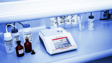Advancing concentration measurement: A novel approach utilising refractometry for acids and bases