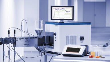 Real-time monitoring of PEEK crystallinity using extrusion, Raman spectroscopy and differential scanning calorimetry