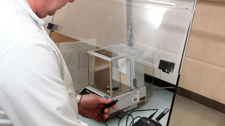 Geotech G100 CO2 analyser in use with RH and temperature probes.