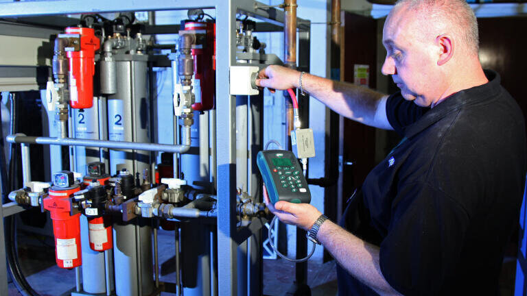 The G210 piped medical gas analyser detects the presence of carbon dioxide (CO2) in nitrous oxide (N2O)