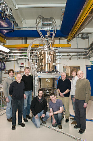 
DLS team runs first experiments on high field magnet system
 