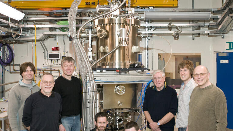DLS team runs first experiments on high field magnet system  
