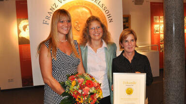 KNAUER receives public service award