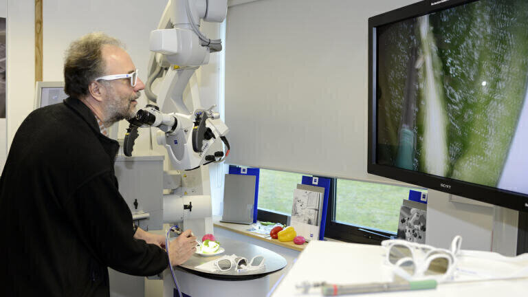 Customer experiments with the brand new Trenion 3D HD system from the Meditec division of Carl Zeiss