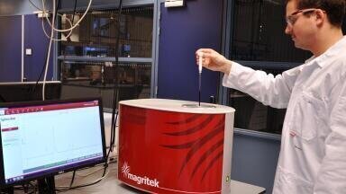 Benchtop NMR Spectrometer used for polymer research at the Delft University of Technology 