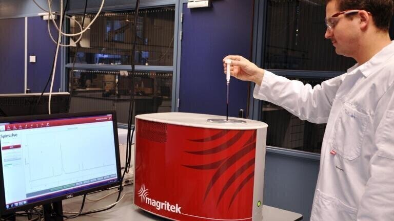 Benchtop NMR Spectrometer used for polymer research at the Delft University of Technology 