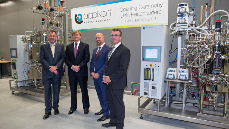 From left to right: Arthur Oudshoorn – Managing Director, King Willem-Alexander, Erik Kakes – international sales & marketing director, Jaap Oostra – Director product development