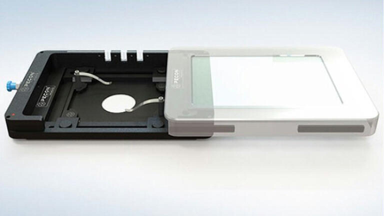 Stage insert with CO2 Cover  for gas and humidity control. Various inserts for different cell culture vessels are available.