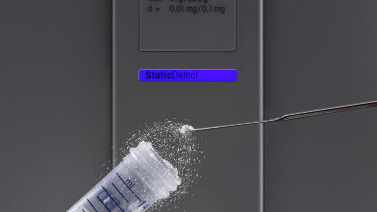 The blue StaticDetect warning light helps users avoid weighing errors caused by electrostatic charges 