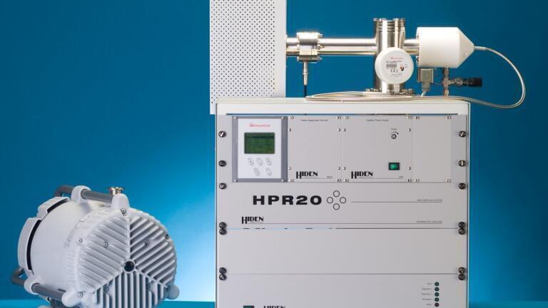 Mass spectrometers with optimised hydrogen pumping