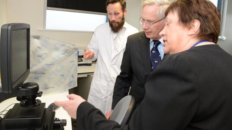 Dr Tom Webb, Lecturer in Cardiovascular Genomics (left), HRH The Duke of Gloucester (centre), Professor Alison Goodall, Professor of Thrombosis and Haemostasis (right), in the Wolfson Cardiovascular Genetics Laboratory