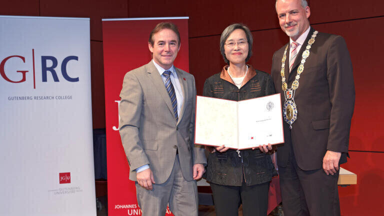 GRC Director Professor Matthias Neubert, Professor Kwok Pui Lan, winner of the 2015 Gutenberg Research Award, and University President Professor Georg Krausch
photo/©: Simon Büttner
