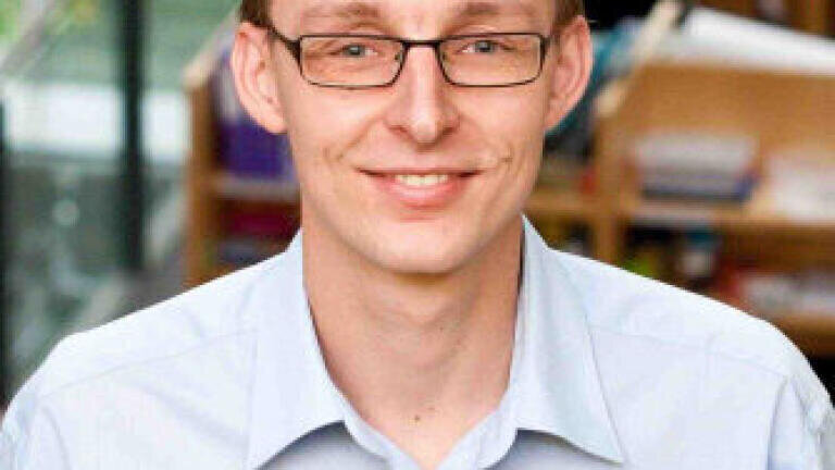 Dr Manuel  Liebeke