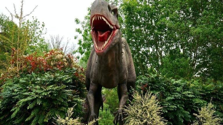What Would Happen If Dinosaurs Still Roamed the Earth?