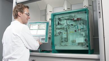 Water in various gases – fully automated determination by KF titration