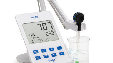 Versitile new full-featured pH/temperature meter with Smart technology