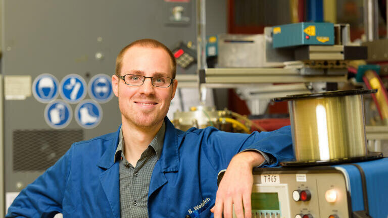 Stefan Weidlich, physicist at Specialty Fiber Optics Research & Development at Heraeus Quarzglas, developed together with a Heraeus project team and an IPHT research team the nanohole fibre.