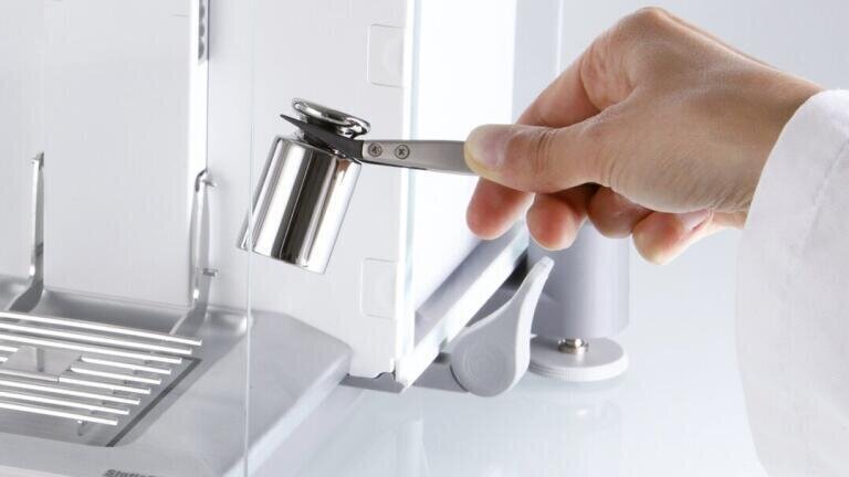 Correct weight handling with carbon-tipped tweezers.