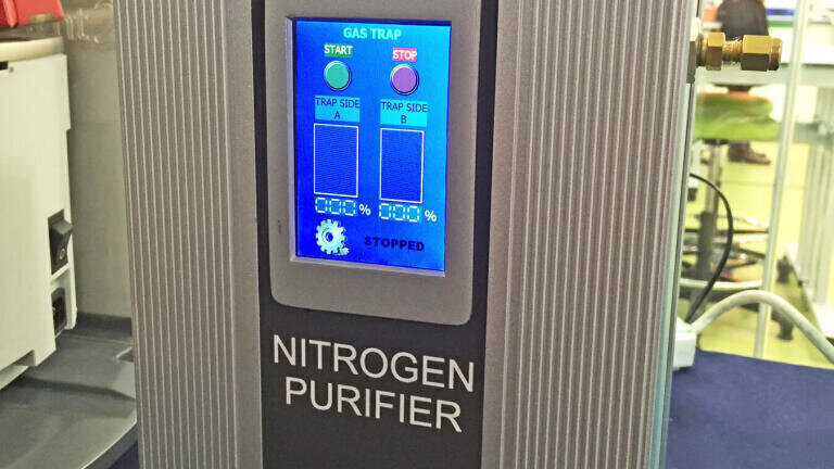 Self-Regenerating Purifier for Chromatography Gases