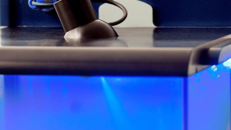 The nozzle generates an extremely fine reagent mist, which evenly distributes in the chamber and gradually condenses on the TLC/HPTLC plate.