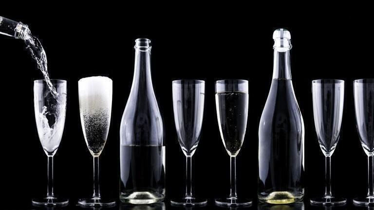 Does a Spoon Keep Champagne Fizzy?
