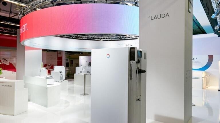 Eye catcher at the fair: The Integral process thermostat in the new Lauda product design.