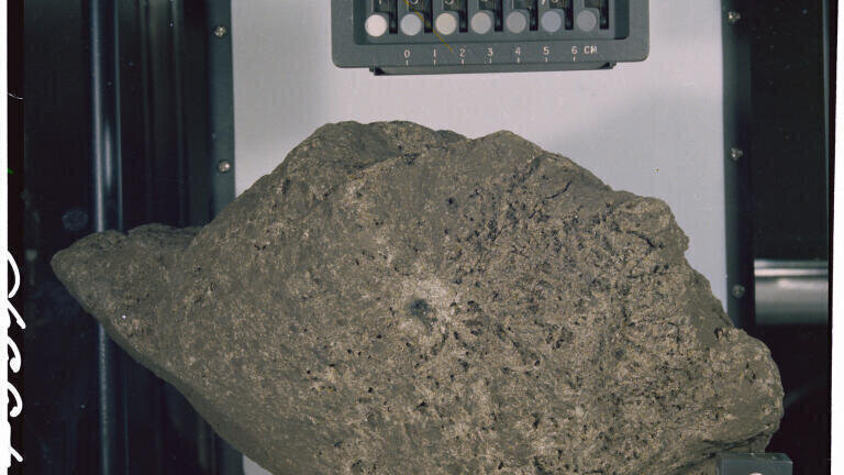 Lighting up Moon Rocks from the Apollo Missions
