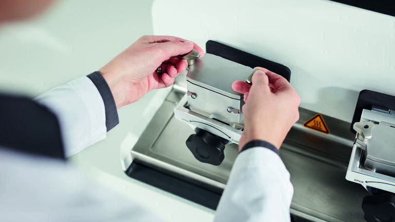 Figure 2: The innovative screw-lock grinding jars are easy to handle