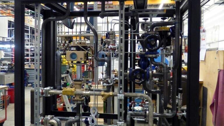 The heat transfer system was adapted to the special requirements of the customer. The image shows the open system. All lines are thermally isolated prior to delivery. 