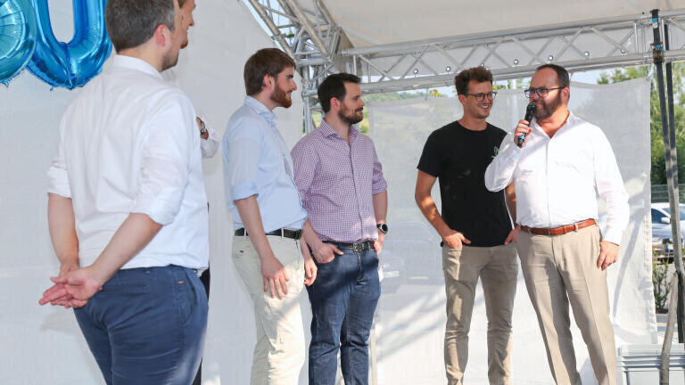 Lauda focuses on cooperation with innovative young companies in the field of temperature control. This is the only way to identify the latest technological developments at an early stage, says CEO Dr Gunther Wobser (r). (Source: Lauda)