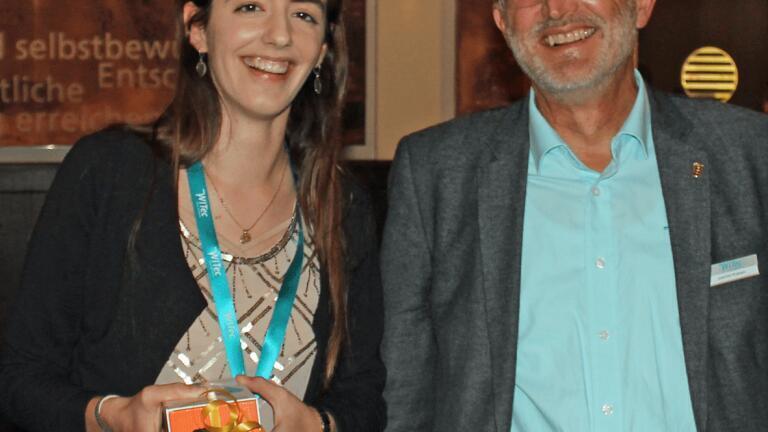 Birgit Bräuer, winner of the 2019 WITec Poster Award (left), with WITec’s Managing Director Joachim Koenen (right) at the award ceremony.
