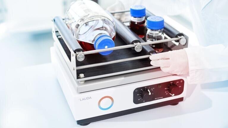 Lauda Varioshake shakers are robust helpers in the laboratory with their small footprint. Depending on the model, they are equipped with user-friendly analogue or digital control.