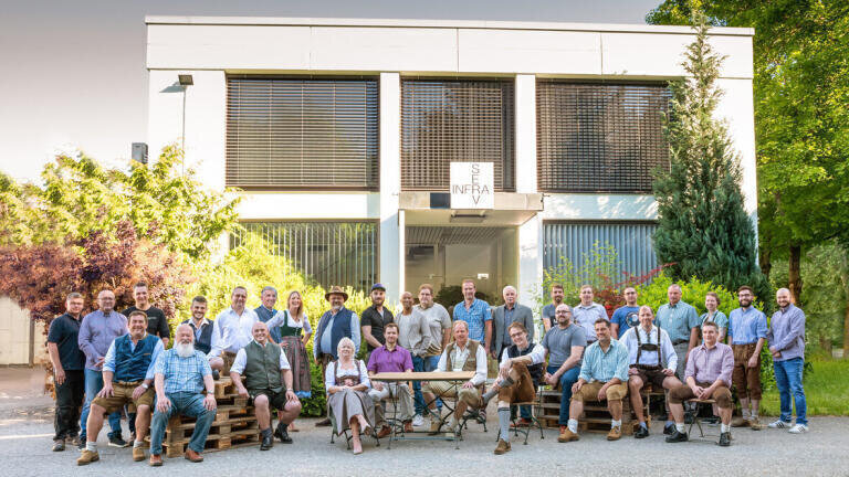 Located in Eching, at home in Europe: The staff of Infraserv Vakuumservice is looking forward to the new team members from Duisburg.