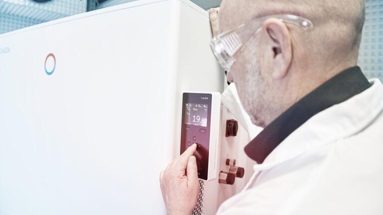All Lauda Integral process thermostats feature a state-of-the-art TFT display directly on the device. Optionally, an intuitive operating unit with a touch display and additional functions can be connected to the device. (Image: LAUDA)