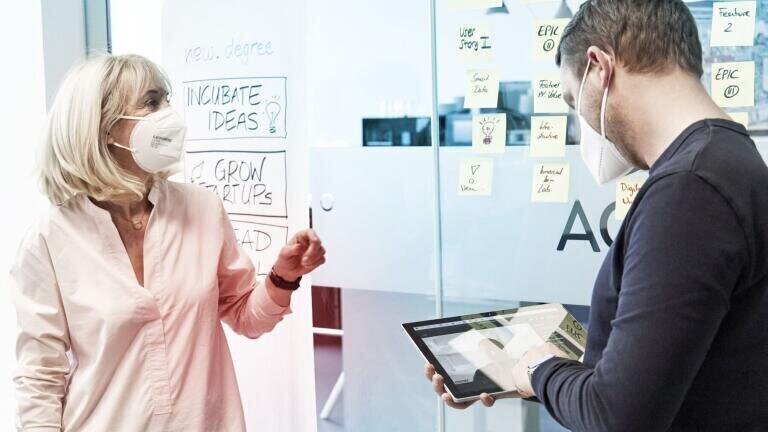 Birgit Dillmann (left), the manager of new.degree GmbH, identifies temperature control-relevant innovation potentials in the Lauda Group in conjunction with her team.