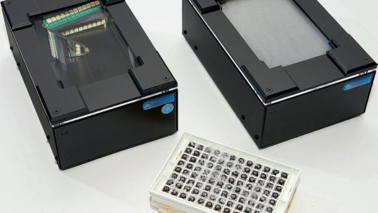 The scanner on the left has cryoprotection, whereas that on the right uses standard glass. The cold rack has caused a layer of condensate on the untreated glass. 