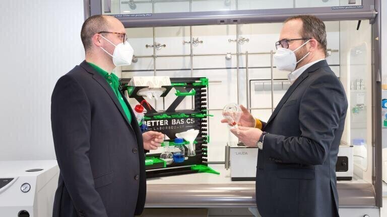 Dr Gunther Wobser, President and CEO of Lauda (r), tests the SmartRack under laboratory conditions together with Mario Schneider, CEO at Better Basics Laborbedarf.