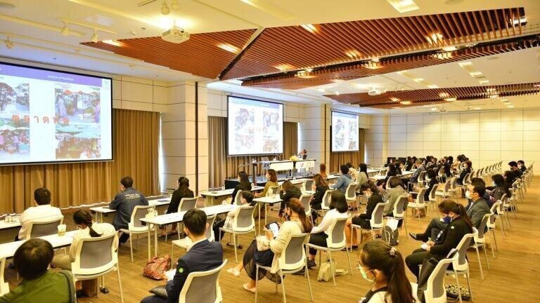 The seminars provided detailed information on a wide range of subjects.