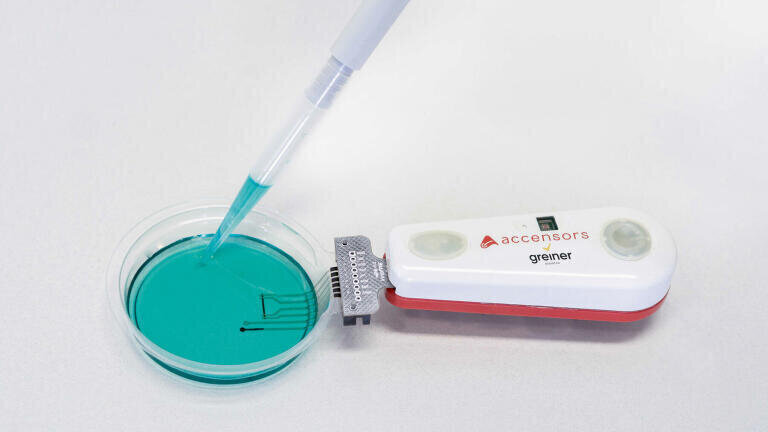 Using technology from Accensors, reading out the measurements from the intelligent petri dish is simple via either a scanner or an app. 