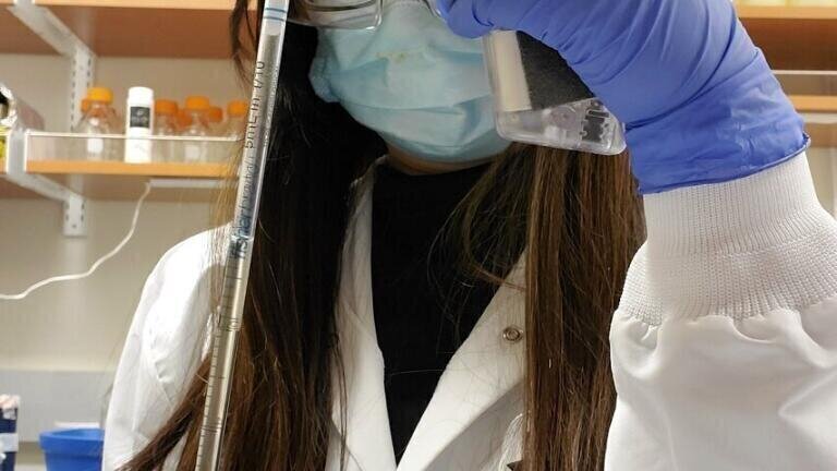 Whitney Ong is using Integra’s PIPETBOY acu 2 to streamline cell culture workflows.