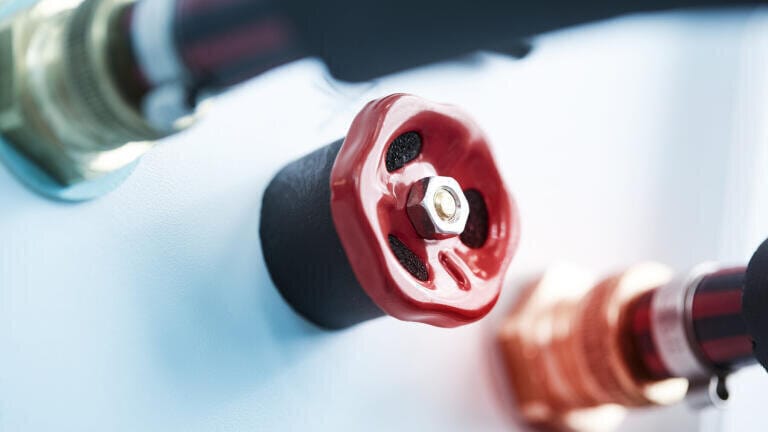 The bypass in the Integral T reduces the linear pump characteristics when it opens. Pressure-sensitive applications can therefore be protected by reducing the discharge pressure. (Image: LAUDA)