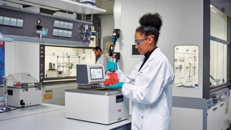 . All controls and safety functions are easy to operate from the front.