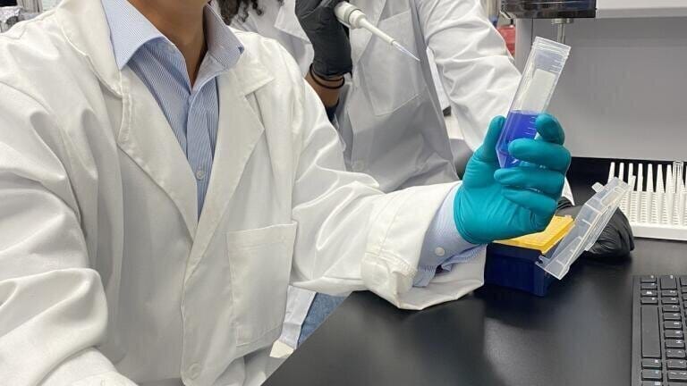 Dr Wentong Jia, (Postdoctoral fellow, left) and Rocky Giwa (PhD thesis candidate, right) collecting their latest data on how heparan sulfates regulate mitochondria transfer to macrophages in the Brestoff Lab.