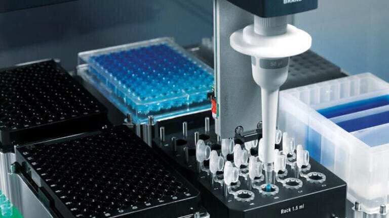 The Brand pipetting robot saves space in the lab.
