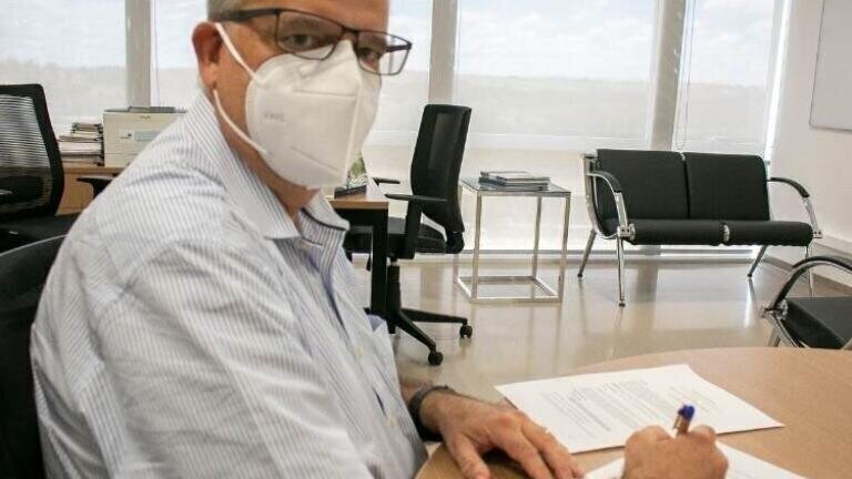 José Roque, director-general of the Brazilian Center for Research in Energy and Materials (CNPEM), signing the MOU (Credit: CLS)