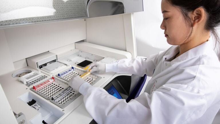 The system enables users to perform both diagnostic testing and clinical research on a single instrument.