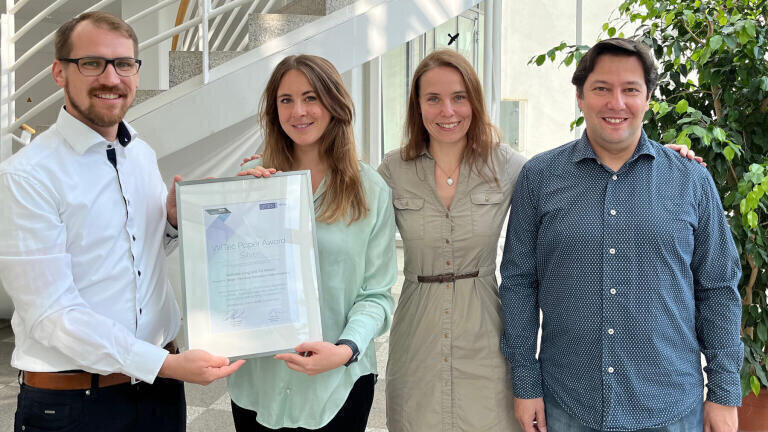 Silver Award: Official handing over of the Paper Award Silver certificate. From left to right: WITec Sales Manager Stefan Gomes da Costa and Nathalie Jung, Maike Windbergs and Francesco Pampaloni from the Goethe-University in Frankfurt am Main, Germany