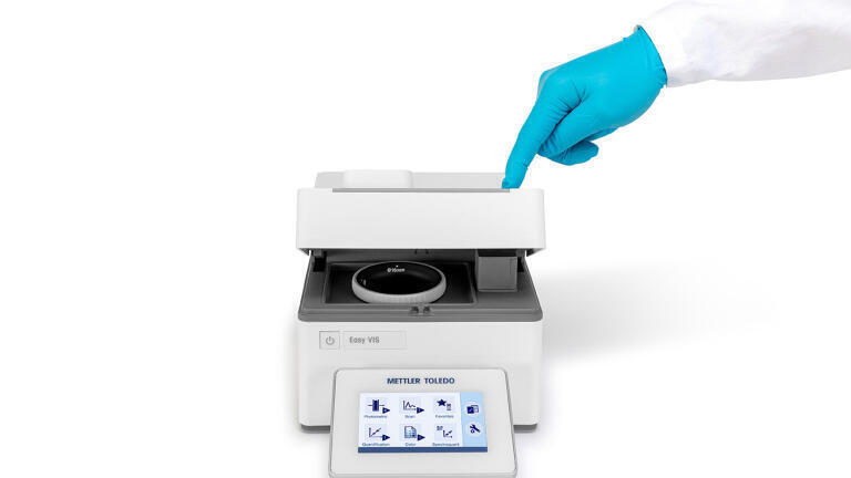 Closing the lid of the Easy VIS spectrophotometer automatically starts the measurement.